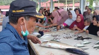 Asyik, Warga Dapat Ikan Gratis Usai Disuntik Vaksin Covid-19