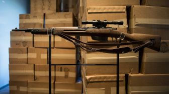 Dalam file foto yang diambil pada tanggal (8/10/2013) menunjukkan senapan Carcano Model 91/38, seperti yang digunakan oleh Lee Harvey Oswald untuk membunuh Presiden AS John F Kennedy, terlihat di sebuah museum yang dulunya menyimpan Buku Sekolah Texas Penyimpanan di Dallas, Texas, Amerika Serikat. [BRENDAN SMIALOWSKI / AFP]