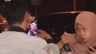 Viral, Disangka Sedang Rekam Video Ternyata Pacar Asyik Lihat Foto Cewek Lain