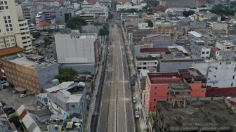 Foto udara pembangunan proyek MRT Fase 2 segmen CP203 Glodok - Kota di Kawasan Glodok, Jakarta, Minggu (19/12/2021). [Suara.com/Angga Budhiyanto]