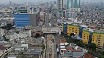 Foto udara pembangunan proyek MRT Fase 2 segmen CP203 Glodok - Kota di Kawasan Glodok, Jakarta, Minggu (19/12/2021). [Suara.com/Angga Budhiyanto]