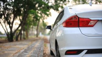 Cara Memperbaiki Bumper Mobil Renggang dan Biayanya