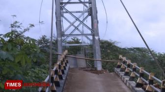 Jembatan Gantung Wiyoro Pacitan Putus Diterjang Banjir