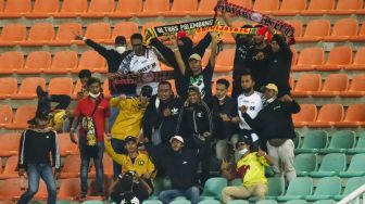 Aksi Simpatik Suporter Garis Keras Persis Solo Satu Tribun dengan Pendukung Sriwijaya FC