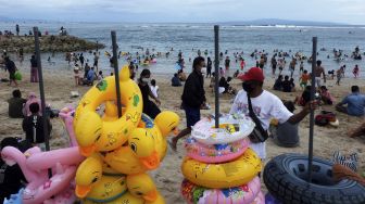 Wisatawan memadati objek wisata Pantai Sanur saat liburan di Denpasar, Bali, Minggu (19/12/2021). [ANTARA FOTO/Nyoman Hendra Wibowo]