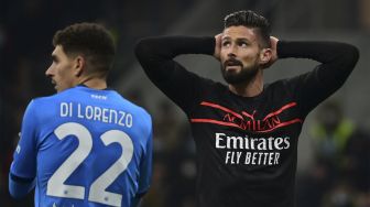 Pemain depan AC Milan Olivier Giroud bereaksi selama pertandingan sepak bola Serie A Italia antara AC Milan dan Napoli di stadion San Siro, Milan, pada (19/12/2021). [MIGUEL MEDINA / AFP]