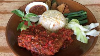 Resep Ayam Penyet Sambal Pete dan Cabai Hijau