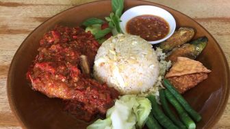 Resep Ayam Penyet Pedas Gurih, Seenak Bikinan Pedagang Kaki Lima