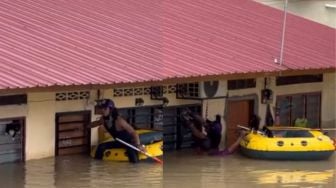 Viral Aksi Pria Selamatkan Kucing yang Terjebak Banjir, Warganet: Panjang Umur Orang Baik