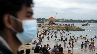 Wisatawan memadati objek wisata Pantai Sanur saat liburan di Denpasar, Bali, Minggu (19/12/2021). [ANTARA FOTO/Nyoman Hendra Wibowo]