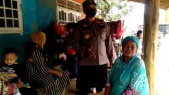 Kapolsek Cikampek Rayu Lansia Hingga ke Rumah-rumah, Ada Apa?