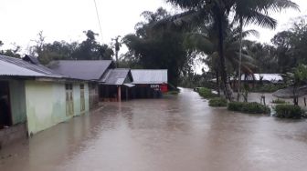 TNI Bantu Korban Bencana Banjir di Mamuju
