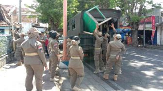 Satpol PP Banyuwangi Angkut Lapak PKL Banyuwangi, Alasannya Bandel