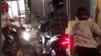 Viral Sejoli Cekcok sampai Pukul Helm di Jalan, Aksinya Jadi Sorotan Pemotor dan Pemobil