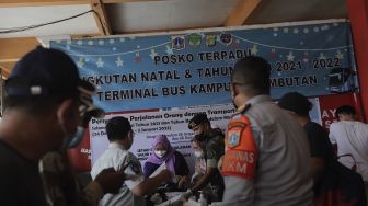 Sejumlah calon penumpang mendaftarkan diri untuk melakukan tes usap antigen sebelum menaiki bus di Terminal Kampung Rambutan, Jakarta, Selasa (21/12/2021). [Suara.com/Angga Budhiyanto]