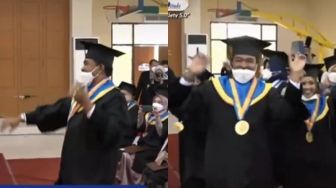 Heboh Bapak-bapak Joget saat Acara Wisuda, Netizen: Wisudawan Online Menangis Lihat Ini