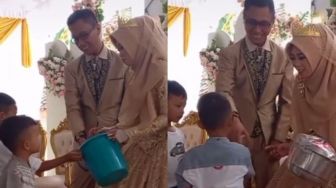 Guru SD Nikah, Murid-Muridnya Datang Bawa Kado Berasa Ngeprank