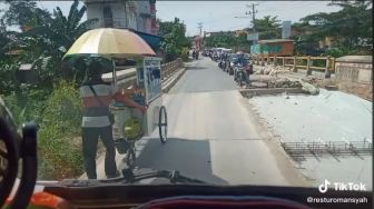 Jalanan Diperbaiki, Pedagang Siomay Keliling Nekat Begini Agar Tak Buat Macet Makin Parah