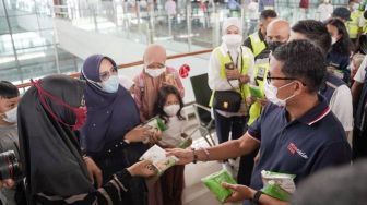 Sandiaga Uno dan Antis Bagi-bagi Healthy Kit di Soetta