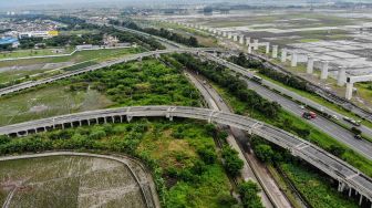 Foto udara gerbang keluar Jalan Tol Purbaleunyi di KM 149, Gedebage, Bandung, Jawa Barat, Selasa (21/12/2021).  ANTARA FOTO/Raisan Al Farisi