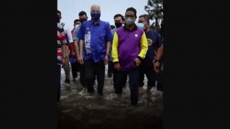 Unggah Video saat Melihat Langsung Korban Banjir, PM Malaysia Malah Dapat Cibiran