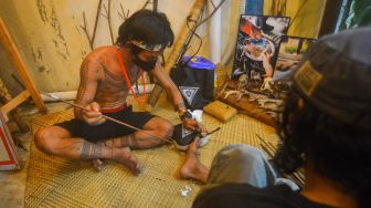 Intip Pembuatan Tato Mentawai, Tato Tertua di Dunia yang Gunakan Jarum dari Kayu