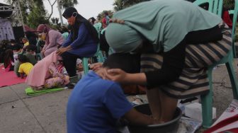 Sambut Hari Ibu, Ratusan Anak di Jakarta Basuh kaki Ibunya