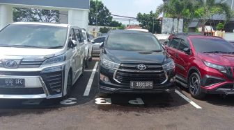 Barang Bukti 4 Mobil Mewah Alex Noerdin Dibawa ke Palembang, Voxy hingga Alphard Nopol SFC