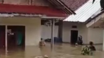 Kakek Ini Teriak Luapkan Amarah di Tengah Banjir Cijayanti Bogor