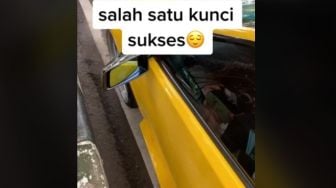 Viral Penampakan Mobil Sport, Warganet Salfok  ke Benda di Bangku Penumpang: Kunci Sukses