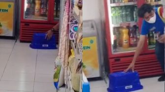 Pegawai Minimarket Multitalenta, Tangkap Tikus Dikala Gabut