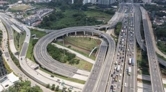 Foto udara kendaraan melintas di ruas Jalan Tol Lingkar Luar Pondok Pinang - Jagorawi, Jakarta Selatan, Rabu (22/12/2021).  ANTARA FOTO/Galih Pradipta