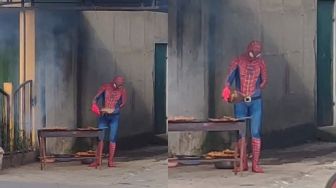 Viral Dagang Sate Pakai Kostum Spiderman, Warganet: Nyate at Home