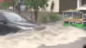 Viral Mobil Nekat Terobos Genangan Air Banjir Bikin Gerobak Tukang Sayur Keliling Ambyar