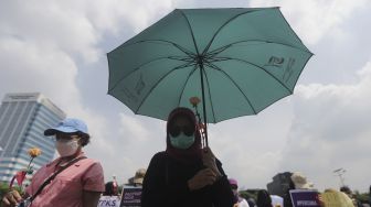 Massa yang tergabung dalam Jaringan Pembela Hak Perempuan Korban Kekerasan Seksual melakukan aksi unjuk rasa di depan Gedung DPR, Jakarta, Rabu (22/12/2021). [Suara.com/Angga Budhiyanto]