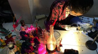 Kreatif, Pemuda di Padang Sulap Botol Kaca Bekas Jadi Lampu Hias