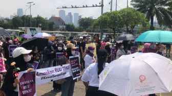 Aksi Kawal RUU TPKS sampai Sah, Puluhan Wanita Geruduk Gedung DPR RI