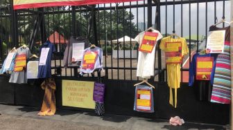 Desak Sahkan RUU TPKS, Pedemo Gantung Pakaian Korban Kekerasan Seksual di Pagar Gedung DPR