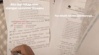 Koreksi Lembar Jawaban Ulangan Murid, Guru Ini Nangis Pas Baca Tulisan di Balik Kertasnya