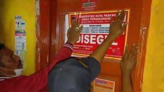 WC Umum di Pasar Raya Padang Disegel Gara-gara Menunggak Bayar Retribusi