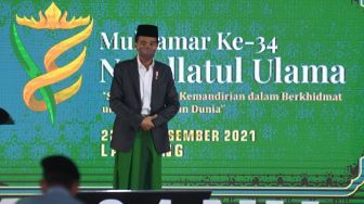 Presiden Joko Widodo menyampaikan amanat saat pembukaan Muktamar Nahdlatul Ulama ke-34 di Pondok Pesantren Darus Sa'adah, Lampung, Rabu (22/12/2021). ANTARA FOTO/Hafidz Mubarak 