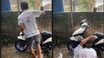 Cuci Motor saat Hujan, Tingkah Pria ini Bikin Geleng-geleng Kepala