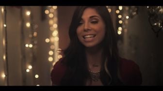 Lirik Lagu Something About December - Christina Perri