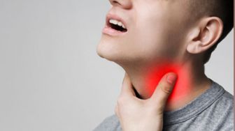 Tenggorokan Terlihat Bengkak dan Sakit Saat Menelan, Gara-gara Penyakit Apa?