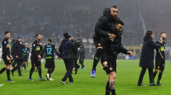 Pemain Inter Milan merayakan kemengan di akhir pertandingan sepak bola Serie A Italia antara Inter melawan Torino di Stadion Giuseppe Meazza, Kamis (23/12/2021) dini hari WIB.
Miguel MEDINA / AFP