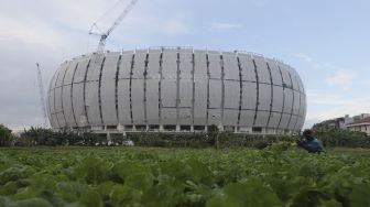 Potret Kehidupan Petani Sayur di Balik Megahnya Stadion JIS