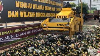 Puluhan Ribu Botol Miras Dimusnahkan, Bau Alkohol Menyengat di Karawang