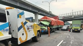 Kronologi Kecelakaan Beruntun di Tol Japek Libatkan 6 Kendaraan Besar