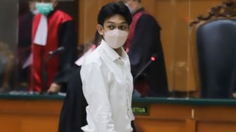 Selebgram Gaga Muhammad saat menjalani sidang kasus kecelakaan lalu lintas di Pengadilan Negeri Jakarta Timur, Kamis (23/12/2021). [Suara.com/Alfian Winanto]