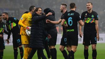 Pelatih Inter Milan Italia Simone Inzaghi (kiri) menyapa para pemain di akhir pertandingan sepak bola Serie A Italia antara Inter melawan Torino di Stadion Giuseppe Meazza, Kamis (23/12/2021) dini hari WIB.
Miguel MEDINA / AFP